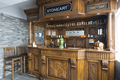 Baren som vi har laget for Stoneart har de flotteste detaljer i utskjæring og glassarbeid.