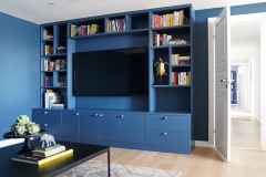 tv-reol-bokreol-stue-statement-blue-brubakken-home-web