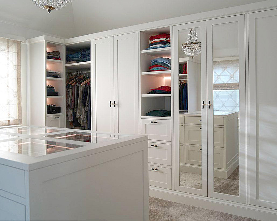 Lekker off-white måltilpasset walk-in garderobe fra Brubakken Home.